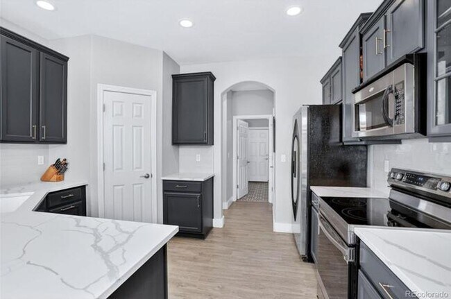 Building Photo - Renovated 2-bed 2.5 bath bright and open townhome located in the heart of Lone Tree!