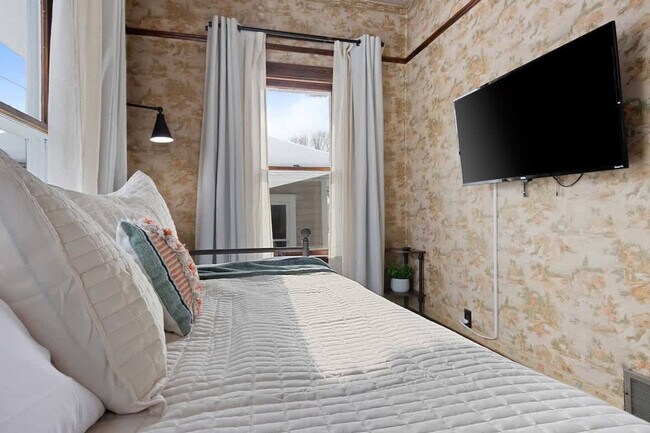 Building Photo - 100 W Main St