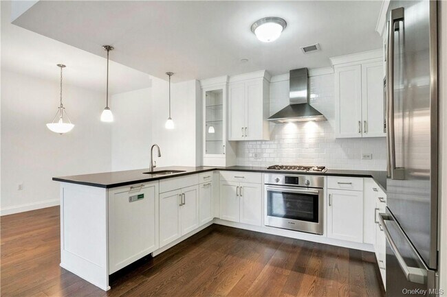 Building Photo - 10 Byron Pl