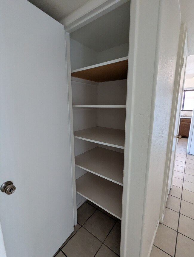 Building Photo - 563 N Santa Anna