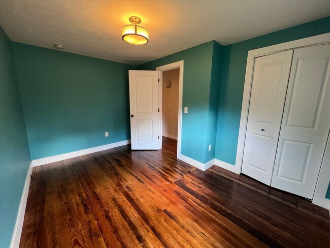 Building Photo - Adorable 2 bedroom with a bonus room!