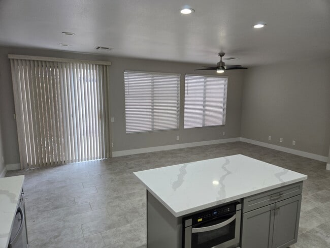 Building Photo - 993 White Glacier Ave