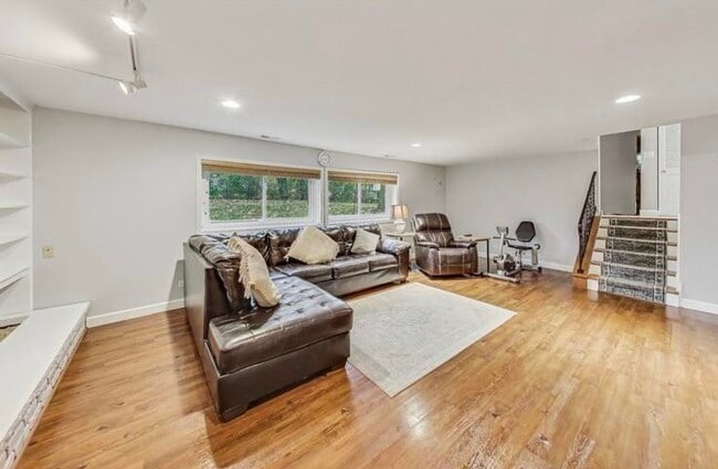 Building Photo - 1232 W Jefferson Ave