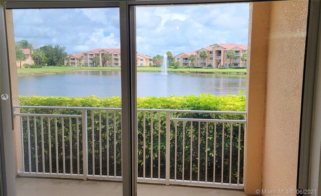 Building Photo - 261 SW Palm Dr