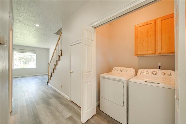 Building Photo - Modern Living just up the Hill from BSU