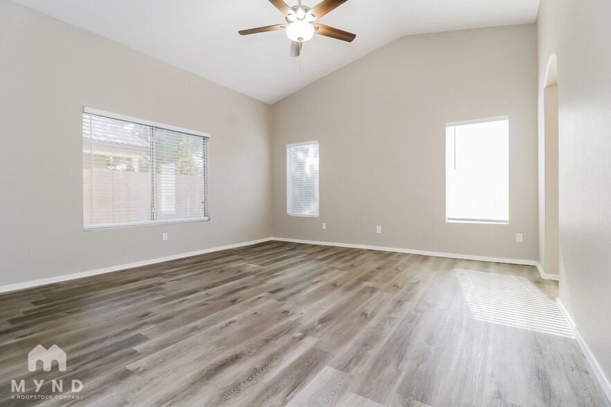 Building Photo - 2303 E Aire Libre Ave