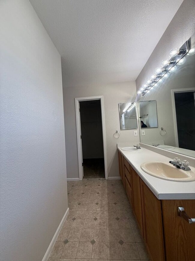 Building Photo - Stylish Comfort and Modern Living in the H...