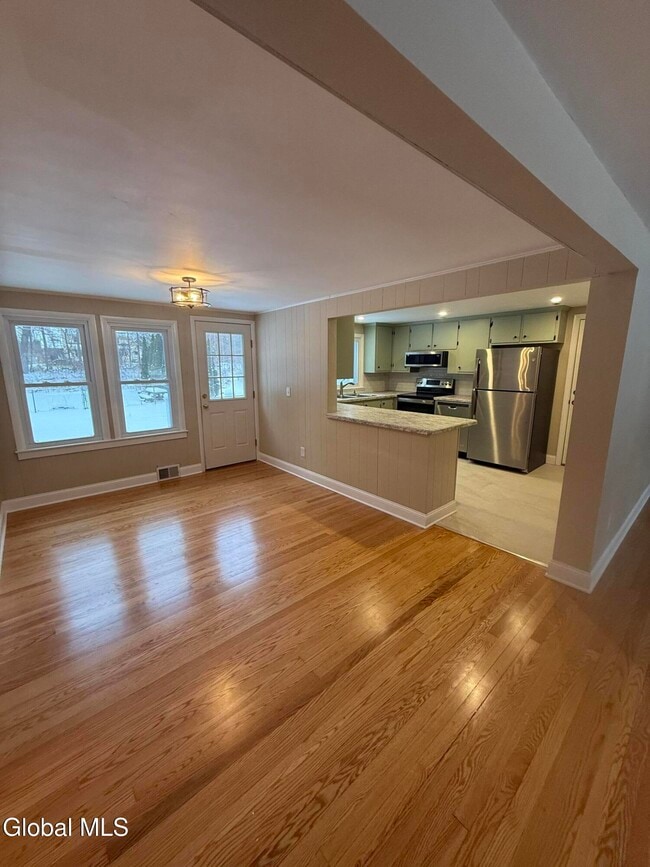 Building Photo - 2 Pinewood Ct