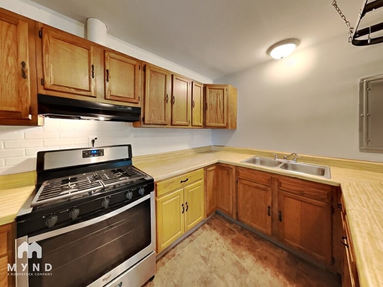 Building Photo - 2225 Lisa Ann Dr