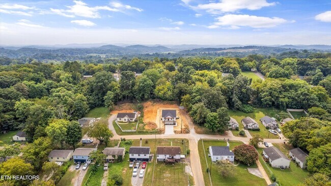 Building Photo - 3900 Lilac Ave