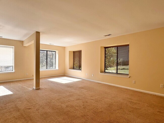 Building Photo - Close to UVA & Downtown-Don't miss this Mi...