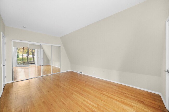 Building Photo - 406 S Lageschulte St