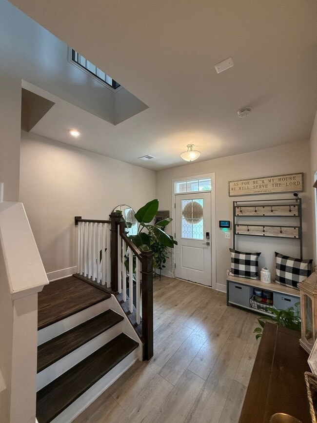 Building Photo - Gorgeous Potomac Shores End Unit Townhome