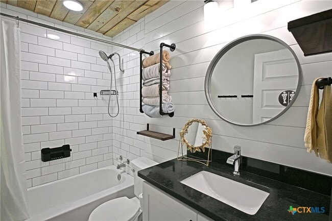 Building Photo - 553 Scenic Dr