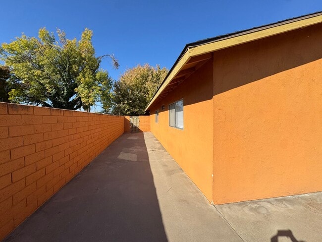 Building Photo - Spacious SW Bakersfield home!