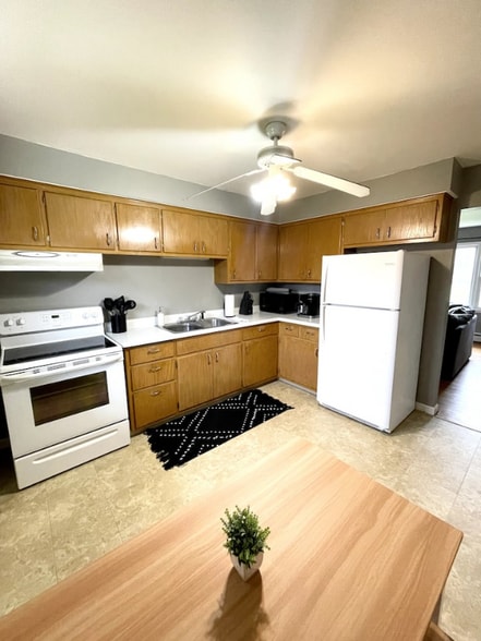 Building Photo - 2328 S Syene Rd