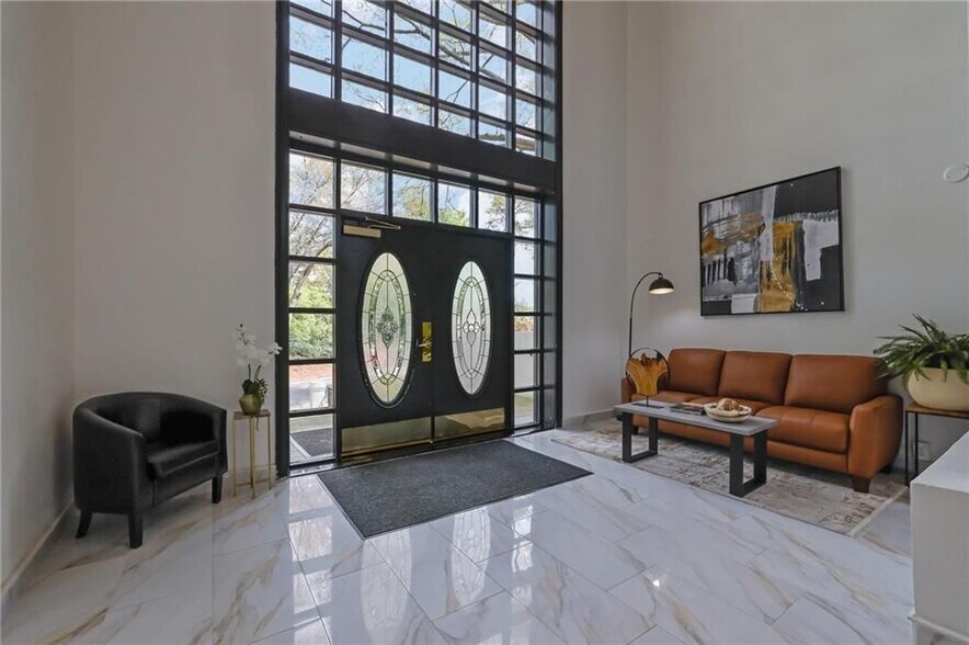 Building Photo - 1104 Pine Heights Dr NE