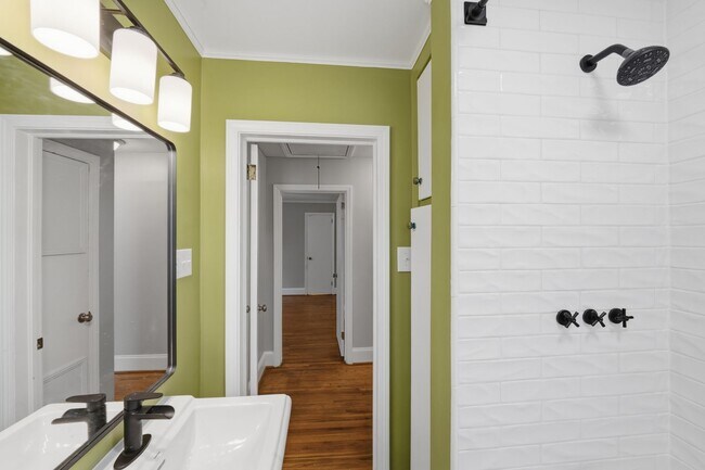 Building Photo - Charming 2BR Home with Modern Updates in Prime Charlotte Location
