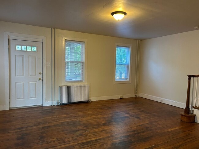 Building Photo - Beautiful 3 Bedroom End of Row Townhome in...