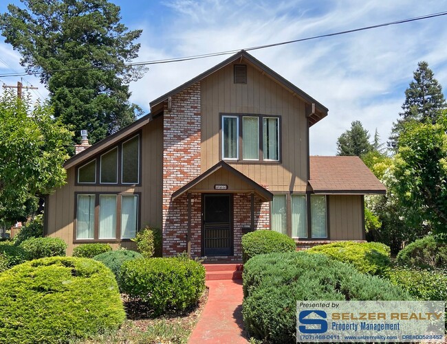Building Photo - Charming 2-story 2 bedroom home w/ bonus l...