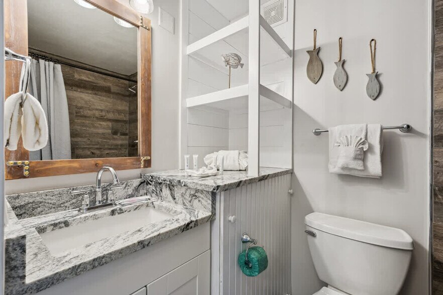 Building Photo - 8817 S Thomas Dr