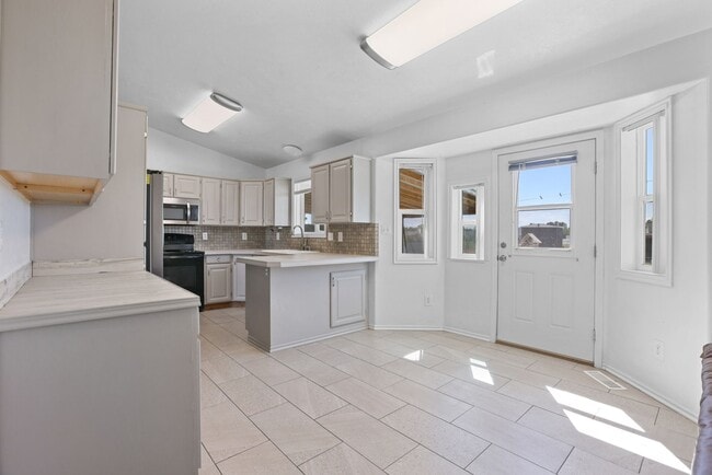 Building Photo - 5 Bed 3 Bath Home in Rigby