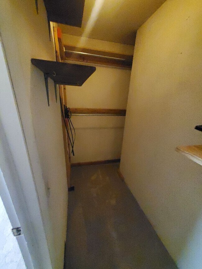 Building Photo - Spacious Ranch Style 4 BR Available in Aug...