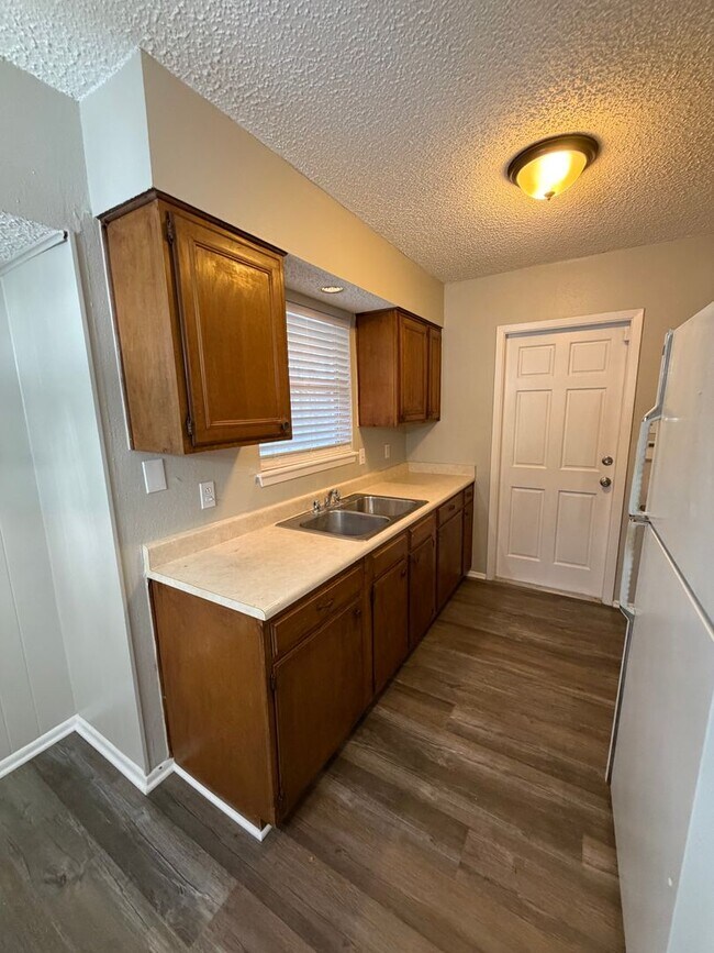 Building Photo - Lovely Single Story 3 Bedroom 2 Bath w/ easy access to Lackland AFB, Sea World, & Shopping