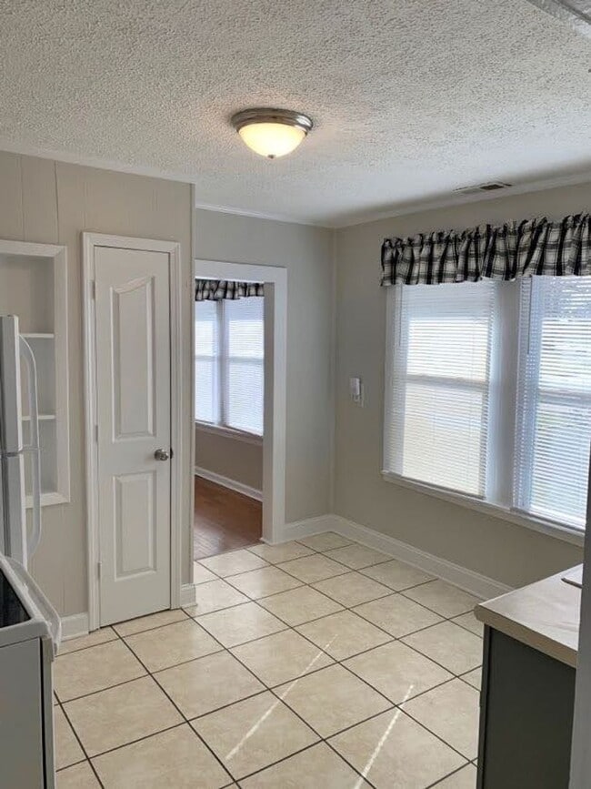 Building Photo - 2 bd. 1 bath  home : 786 sq. ft-  Kingsport