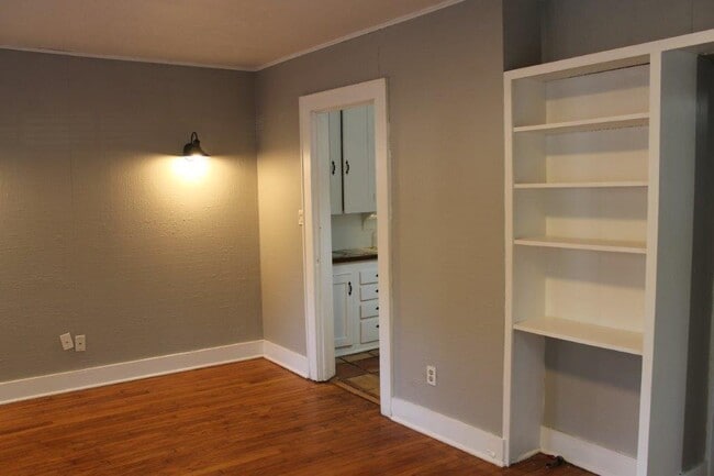 Building Photo - 927 S Flood Ave