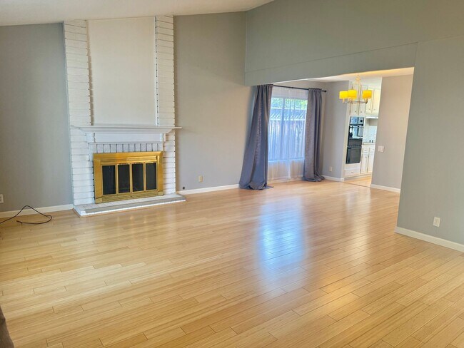 Building Photo - BLOSSOM VALLEY - bright and airy 4-bedroom...