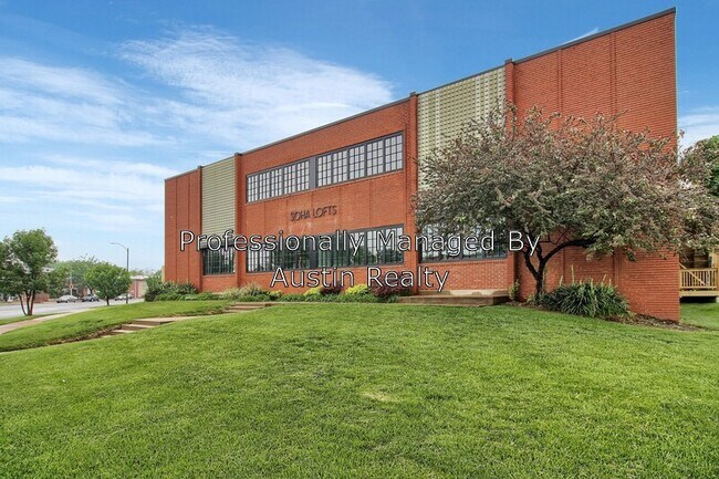 Building Photo - 4650 Hampton Ave