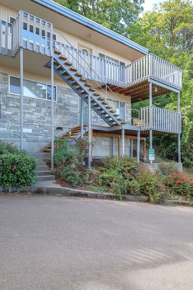 Building Photo - Updated 2 Bedroom, 1 Bathroom Condominium With Stunning Views.