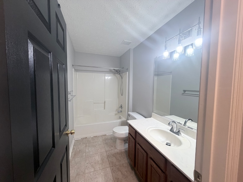 Building Photo - 2404 Berry Thicket Ct