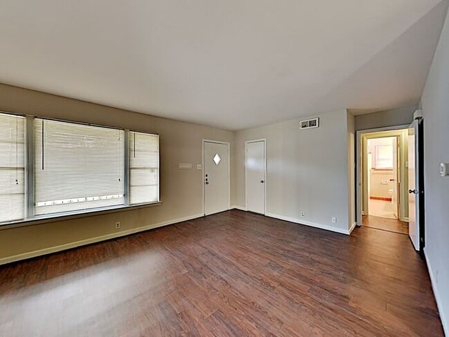 Building Photo - No Application Fees* $500 off 1st Month Rent*