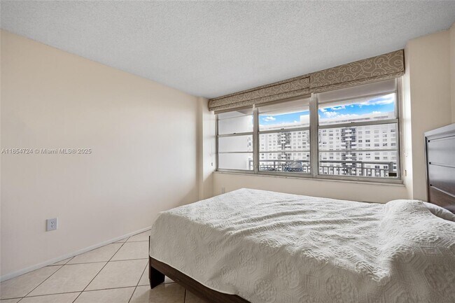 Building Photo - 18081 Biscayne Blvd