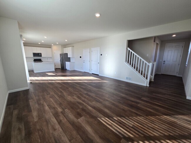 Building Photo - Like new 3 bedroom 2.5 bath with loft