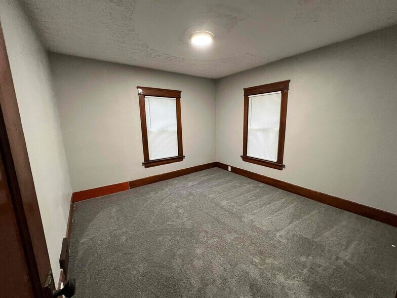 Building Photo - 1027 Delia Ave