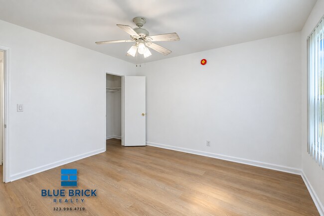 Building Photo - 12805 Vanowen St