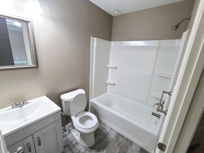 Building Photo - Quaint 3Bed/2Bath With a HUGE YARD!!