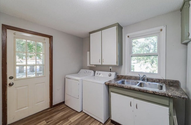 Building Photo - Beautiful 3-Bed 1-Bath Available Now in Ha...
