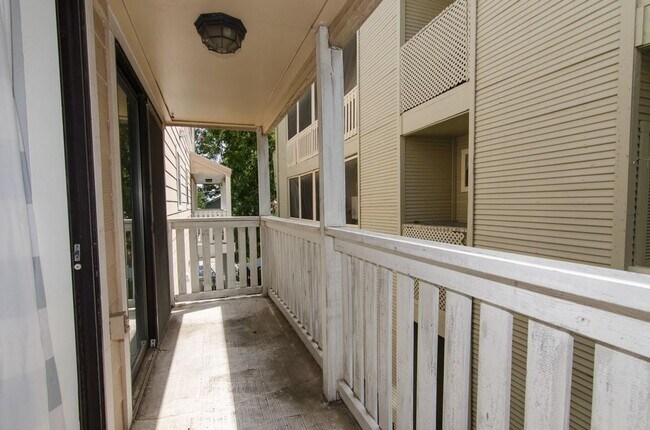 Building Photo - Quaint townhouse style condominium in Hyde...