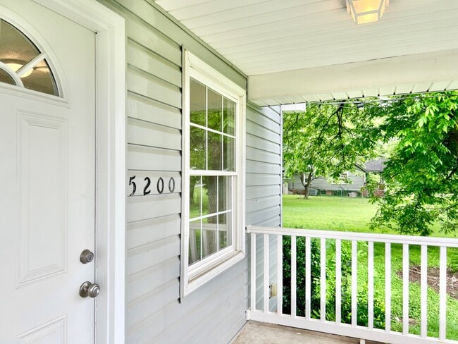 Building Photo - Updated 2 Bedroom