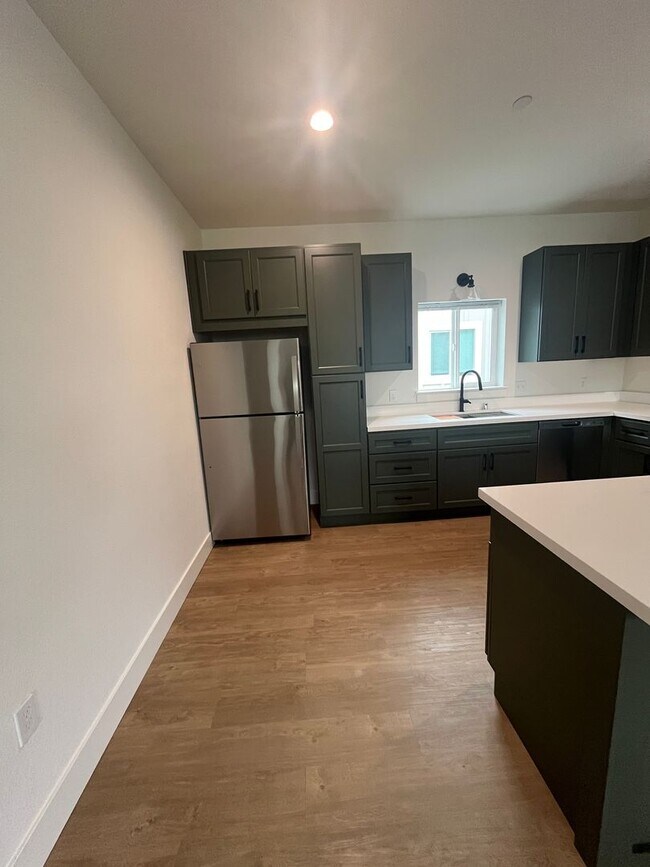 Building Photo - Brand New Build on Old Alturas - ALL Electric with City of Redding Solar!