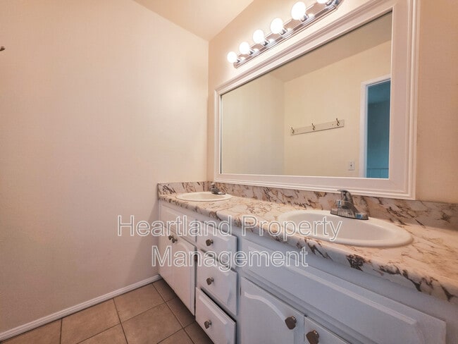 Building Photo - 778 N Glen Oaks Dr