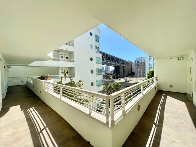 Building Photo - Spacious 1BR  / 1BA Portside Condo, Views,...