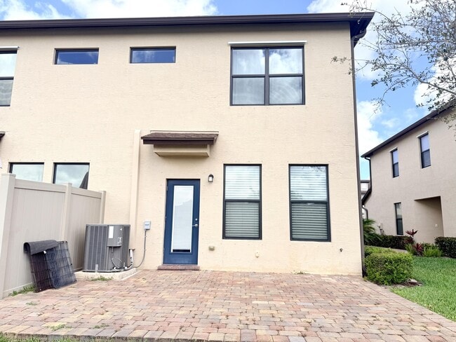 Building Photo - 2800 Troubadour St