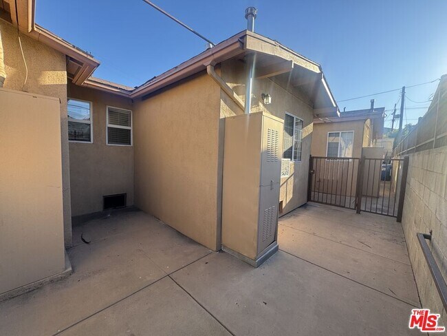 Building Photo - 317 N Coronado St