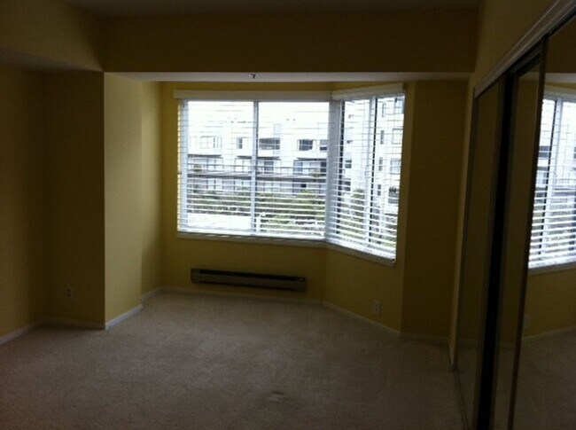 Building Photo - Nicely upgraded 2BR 2BA Condo located in the East Tower at the Opera Plaza!