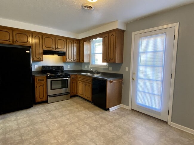 Building Photo - Walk to APSU!! 2 Bed/1.5 Bath! No carpet on main level!